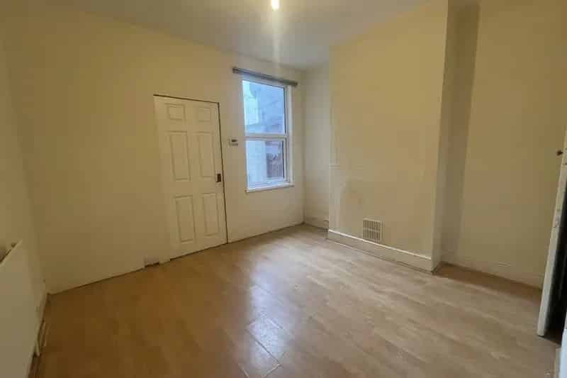 Mid Terrace Family Home Two Bedrooms Modern Decor No Deposit