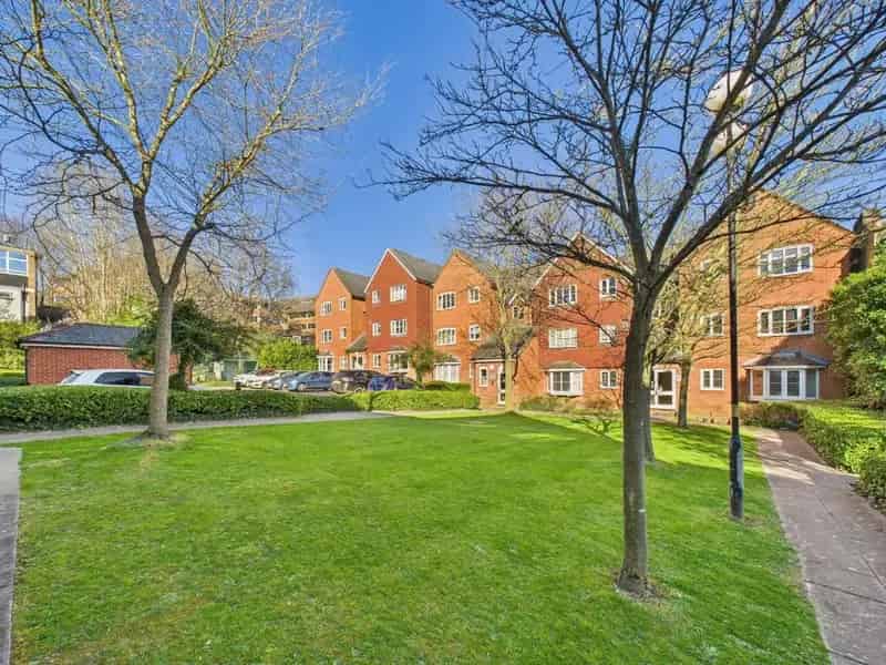 2 Bed Flat for Sale in Rickmansworth Town Centre