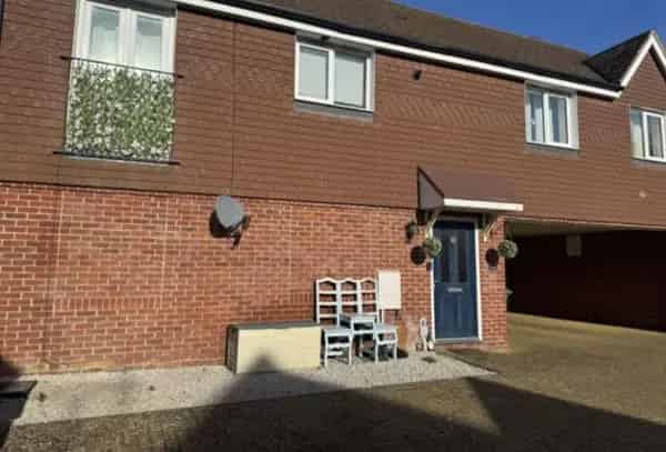 2 Bedroom Maisonette with Private Garage in Billingshurst