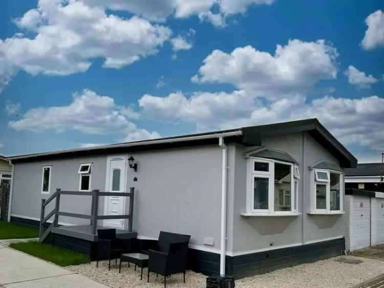 Park home For Sale in Three Mile Cross, England