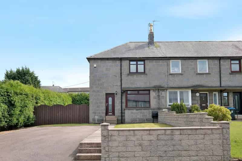 2 Bed End Terrace House Kincorth Large Garden Driveway