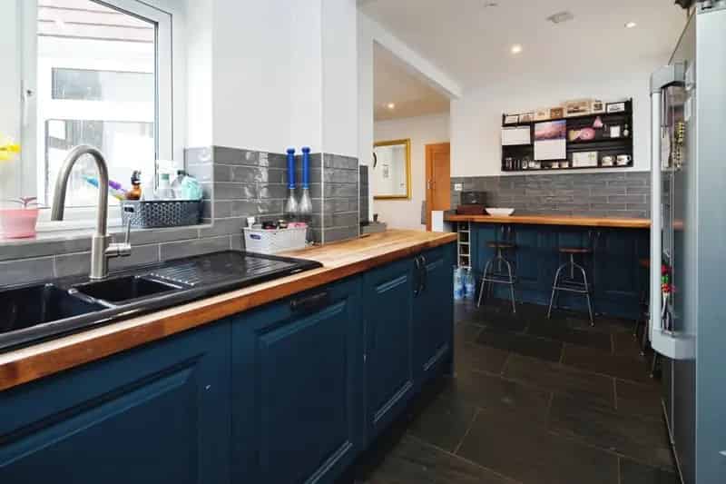 3-Bedroom Modern House with Large Garden and Private Parking
