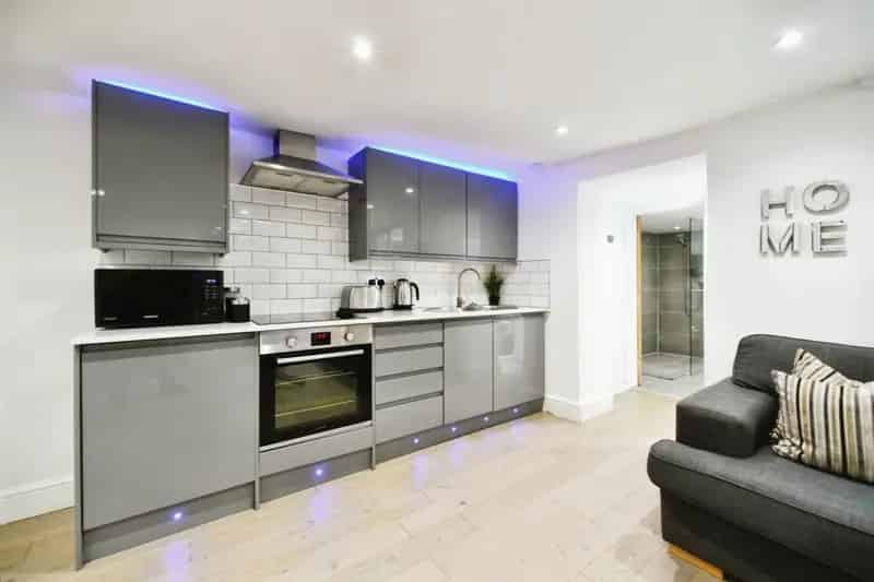 One Bedroom Flat Near Queens Park - Modern and Stylish