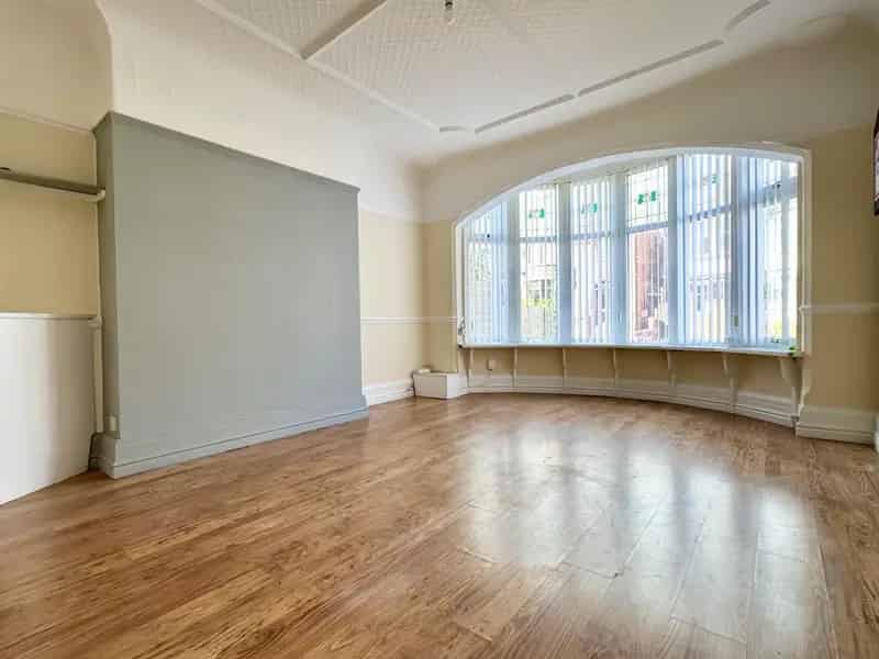 4 bedroom House
 For Sale 
Total Size: 1594 SQ FT