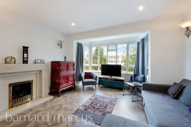 Three Bedroom Maisonette near Surbiton Station with Residents Parking