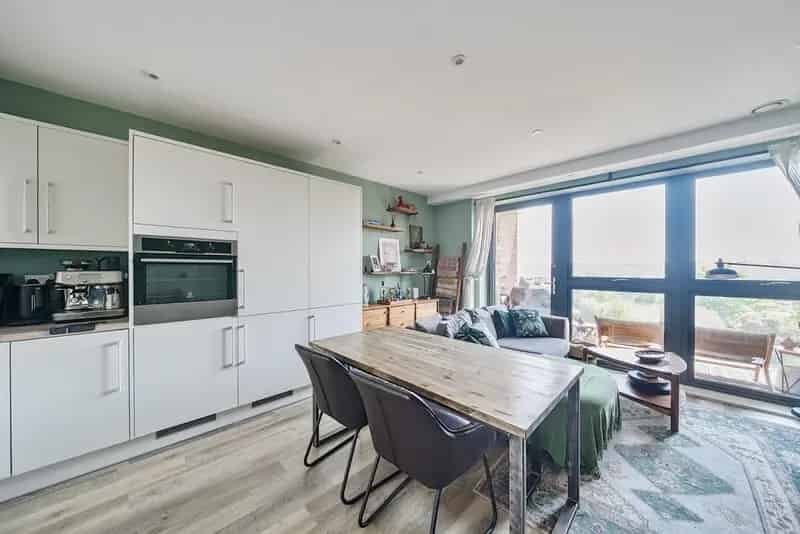 Two Bedroom Apartment with Balcony and Wandsworth Views