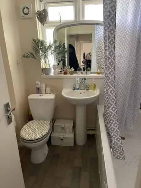 Two Bedroom Flat Near Redhill Town Centre