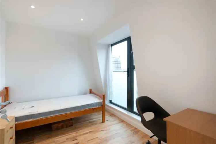 4 bedroom flat/apartment in London