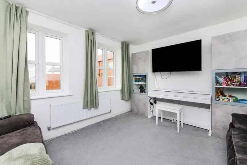 3 bedroom House
 For Sale 
Total Size: 1203 SQ FT