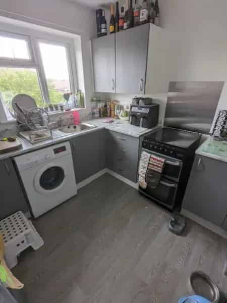 1 Bed Flat New Kitchen and Windows