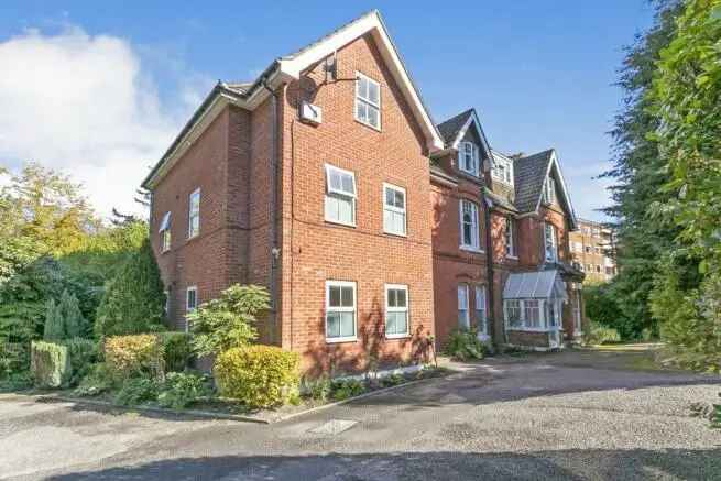 2 Bedroom Ground Floor Flat with Allocated Parking