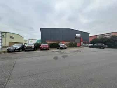 Warehouse Unit To Let - Steel Frame, 6.5m Eaves, 4 Parking Spaces