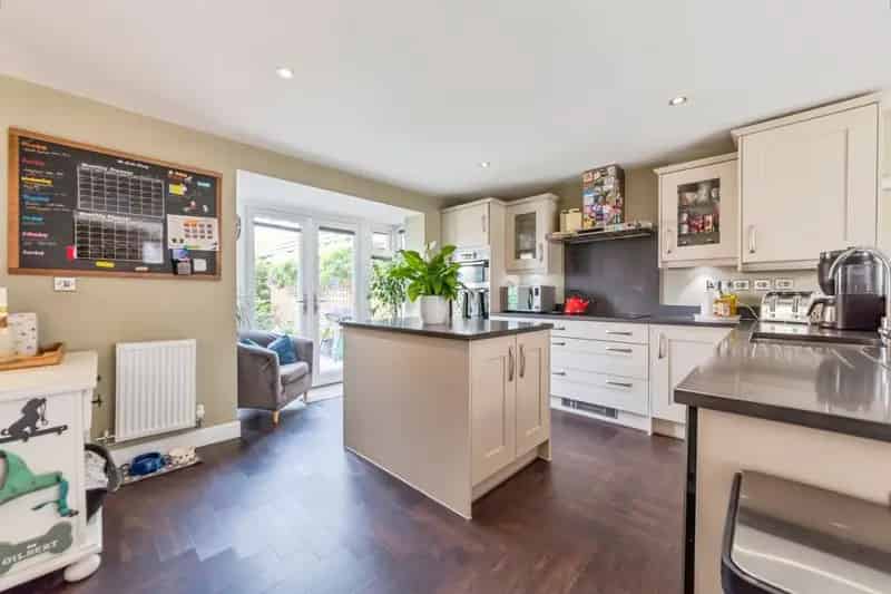 Spacious Detached House Grantham Four Bedrooms Garage Garden