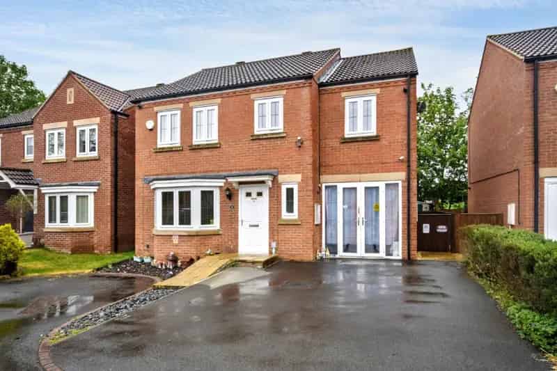 Four Bedroom Detached House with Private Garden and Solar Panels