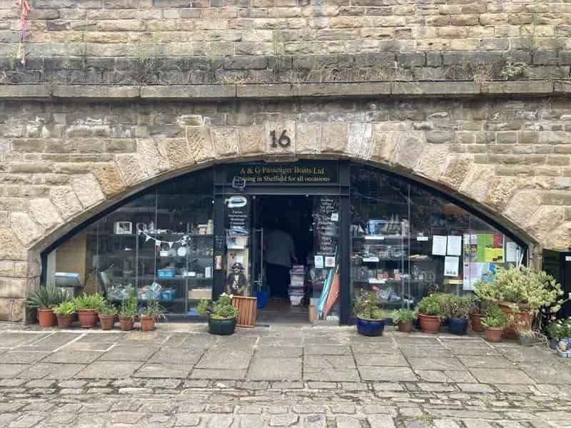 Canal Boat Boarding Arch - Lock-up Leisure Retail Unit
