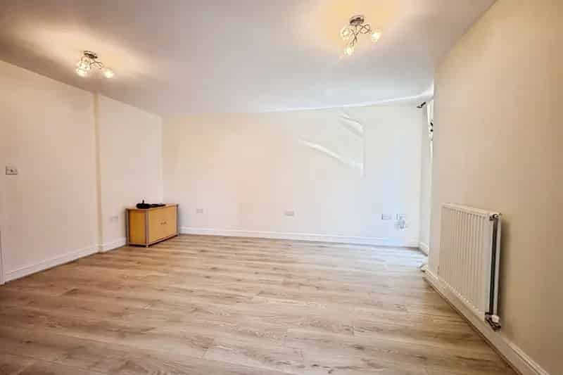 Two Bedroom Flat with En-Suite Near Public Transport