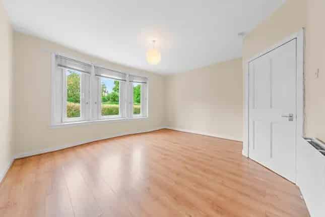 Two Bedroom Flat for Sale in Glasgow G32