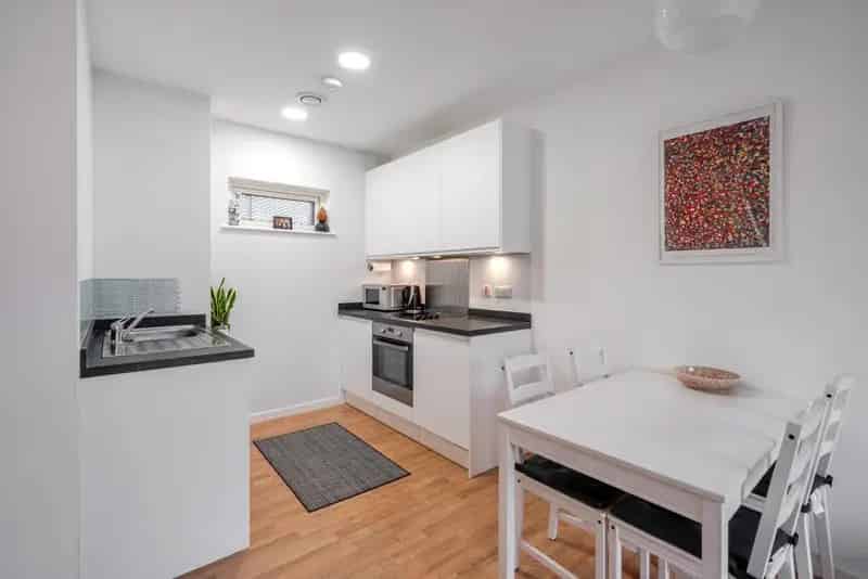 Spacious One-Bed Flat with Skyline Views