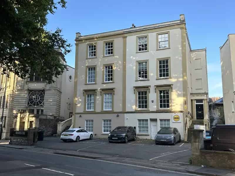 High Quality Office Space For Lease 3032 sq ft Parking Garden