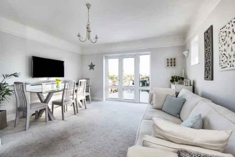 Detached Bungalow near Queen's Park Avenue Two Double Bedrooms Stunning Garden