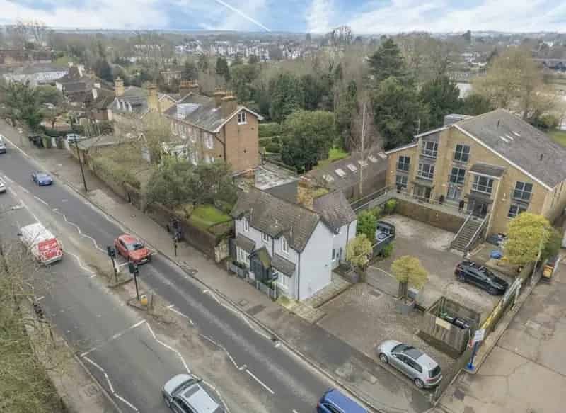 Three Double Bedroom Victorian House Near River Thames Hampton Court