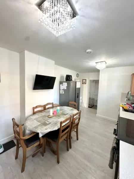 Large 3 Bedroom House Near Train Station