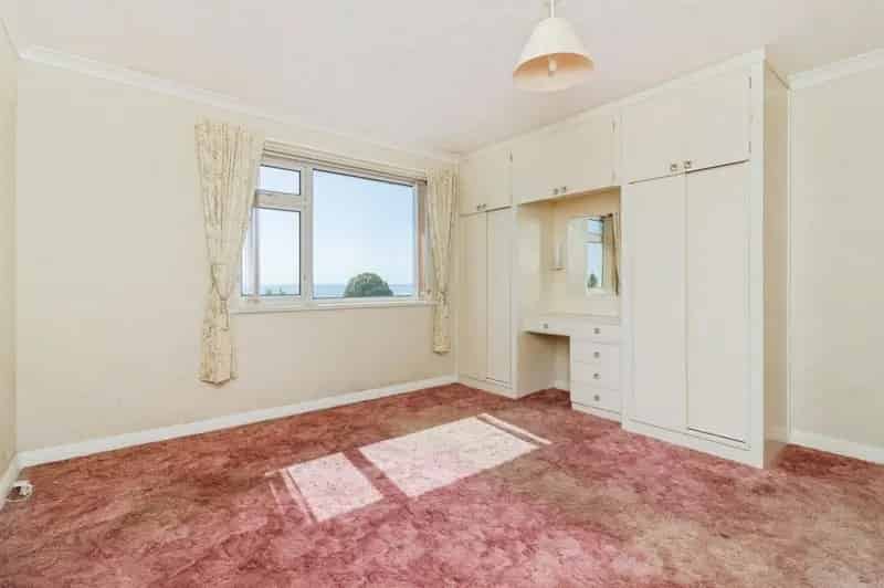 3 Bedroom Bungalow Torquay Driveway Parking Family Home