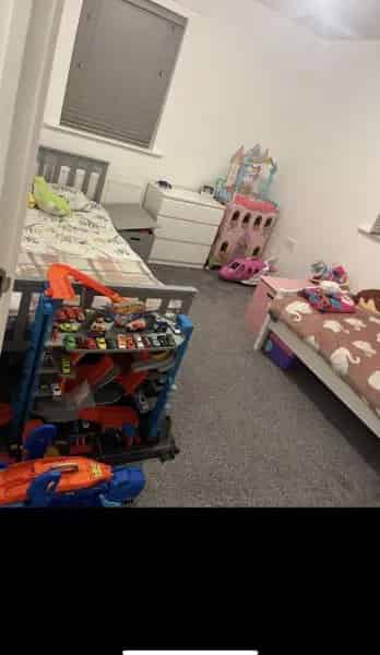 2 Bed Flat Family Home Private Entrance Newly Decorated