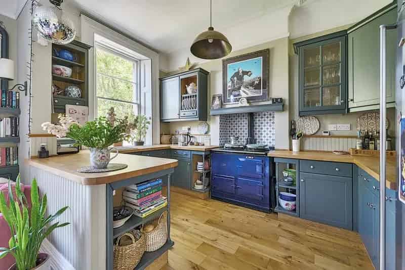 5 Bedroom Semi-Detached House for Sale