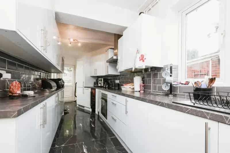 Extended 2-Bed Home with Refitted Kitchen Garage Driveway