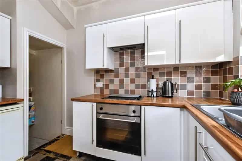 Two Bedroom Terrace House Near Bramley Train Station