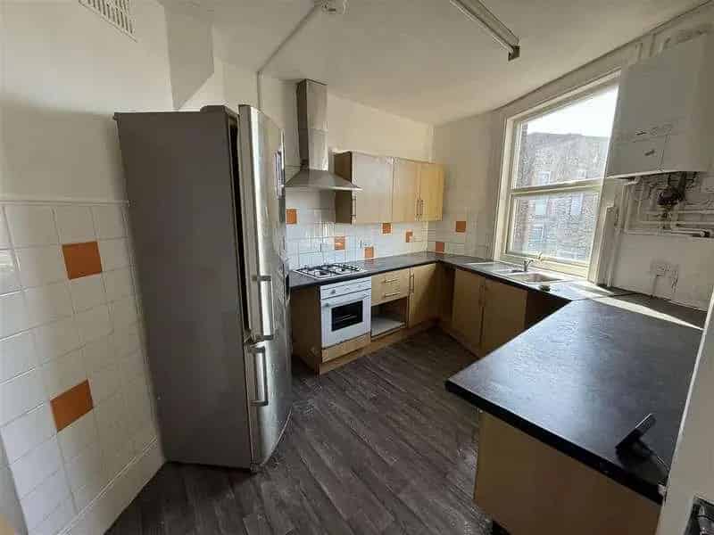 2 Bed Top Floor Flat Sea Views