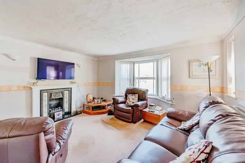 4 Bed Family Home Maidenbower Private Driveway and Garage