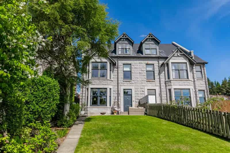 Stunning 4 Bedroom Deeside Home with Garage and Parking