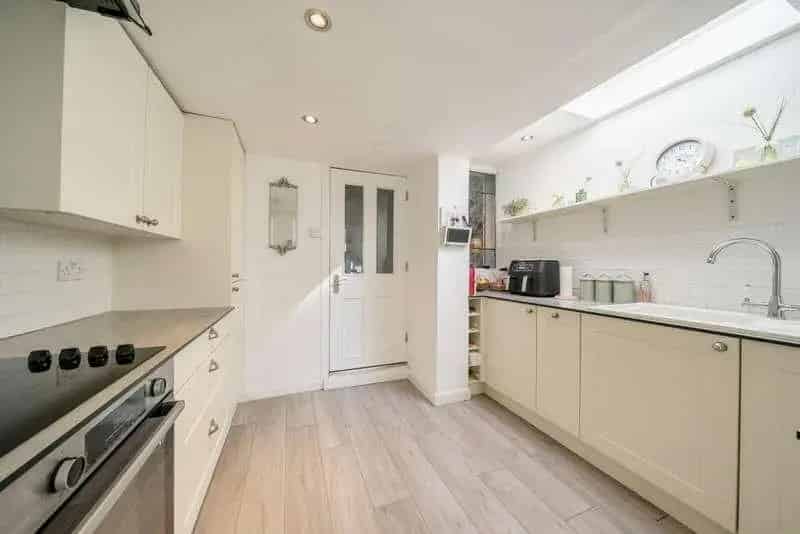 3 Bed House for Sale Chertsey Modern Extended Cottage