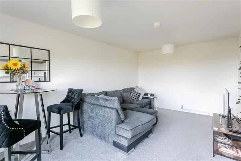 1 Bed Flat - Top Floor with 1 Reception Room