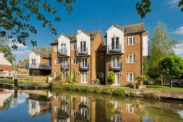 3-Bedroom Apartment near Weybridge High Street