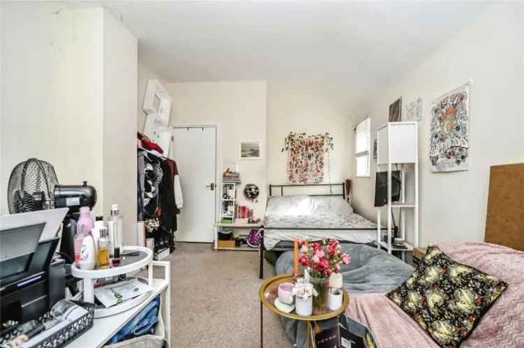 Studio Flat for Sale Near Bedford Park