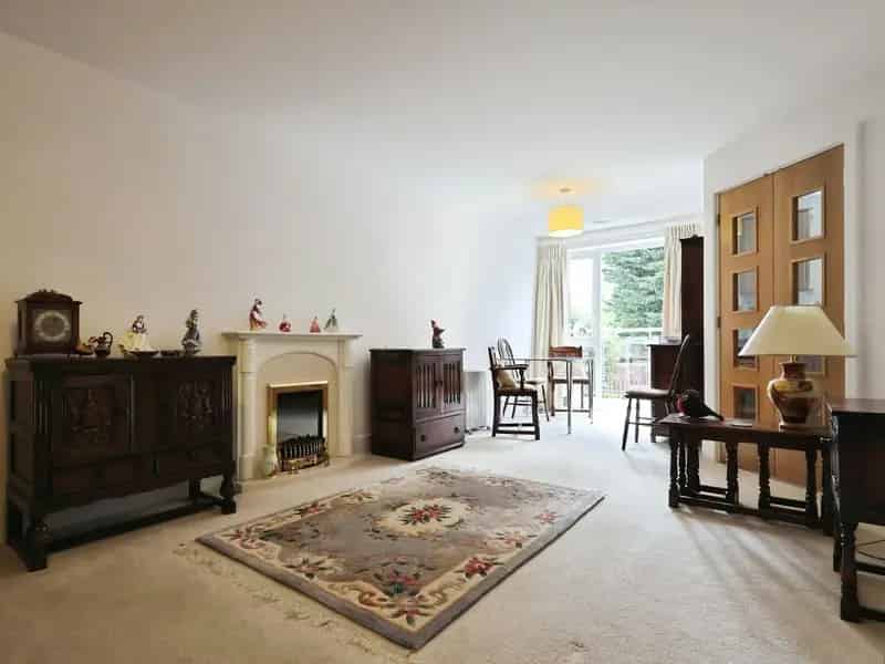 Retirement Apartment for Over 70s Park Views Modern Amenities