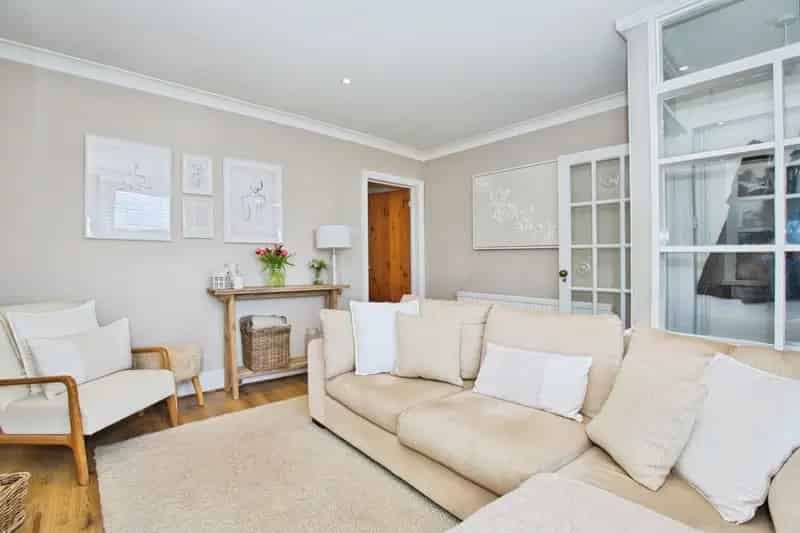 3 Bed House with Log Burner and Garden