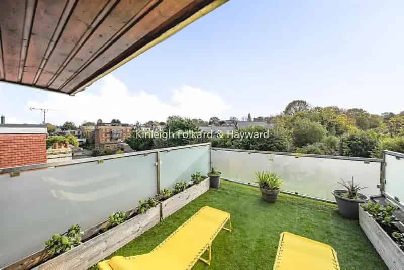 Five Bedroom Home with Garden Studio