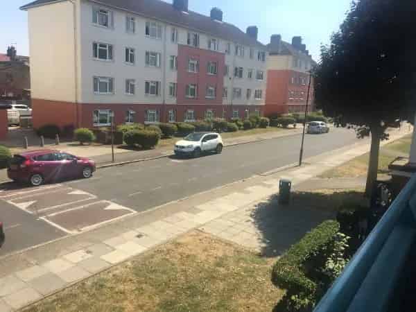 Large 1 Bedroom Flat with Parking and Playground