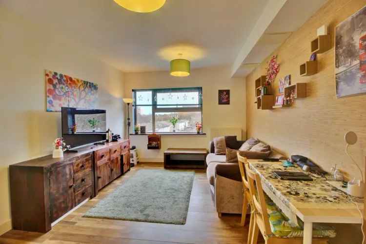 Spacious 1-Bed Top Floor Apartment Near City Centre