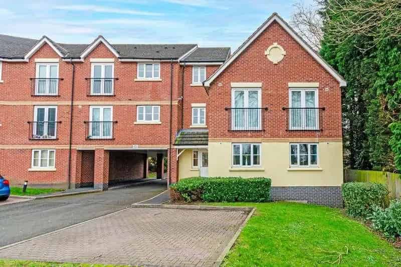 2 bed flat for sale