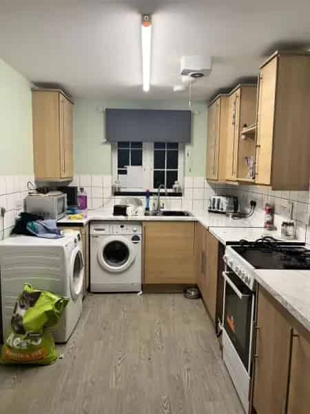 Large 2 Bed House with Garden Parking Near School