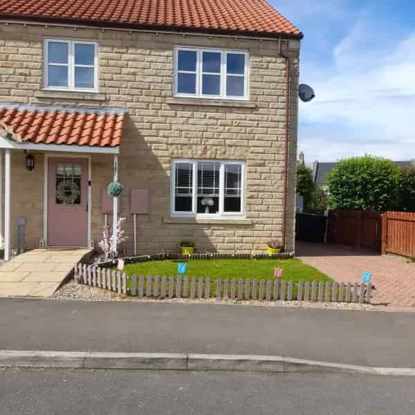 3 Bedroom House with New Kitchen and Large Garden