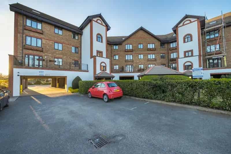 2 Bed Apartment near Kingston Train Station - Furnished