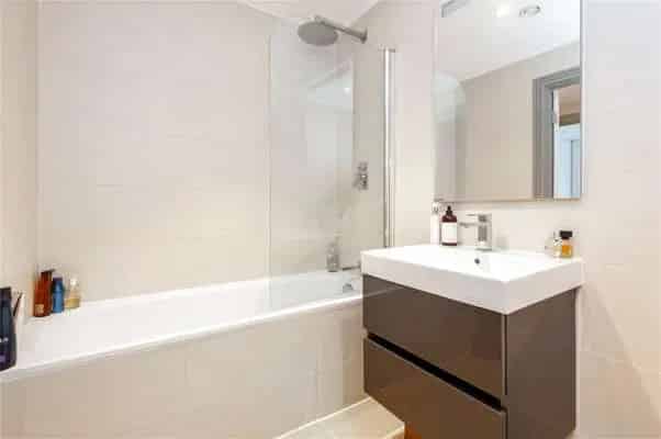 Spacious 2-Bed Apartment with Waterfront Views in London