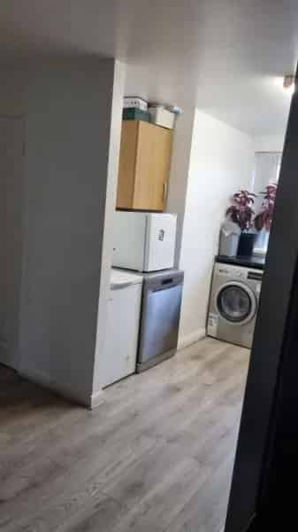 3 Bedroom End Terrace House Big Kitchen Diner 2 Toilets Garden Shed