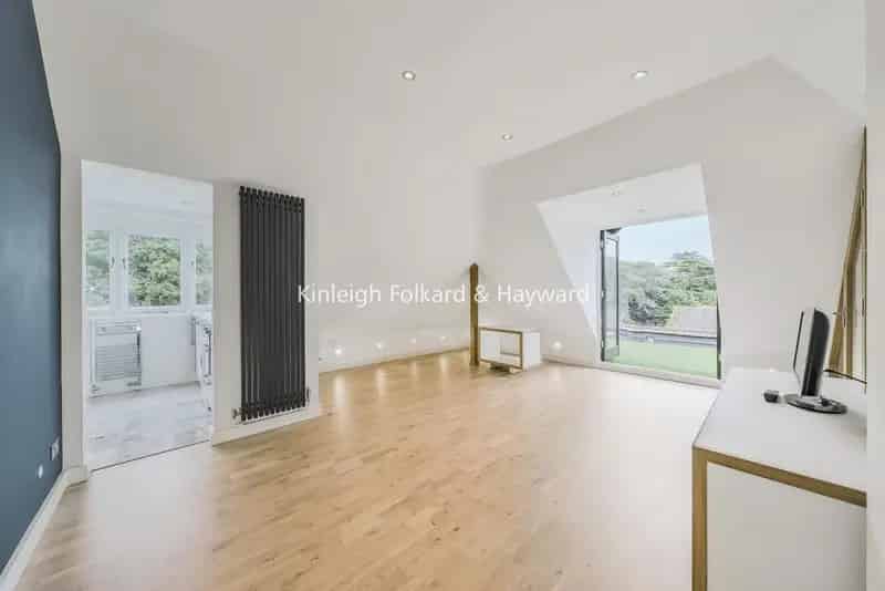 Chislehurst Period Apartment with Roof Terrace and Garage